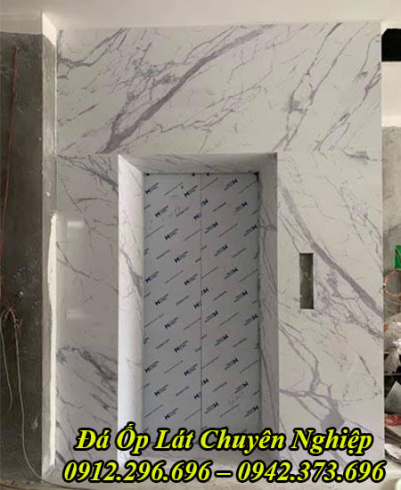 thang máy ốp đá