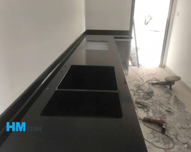 da op bep 10 Đá mặt bếp màu đen