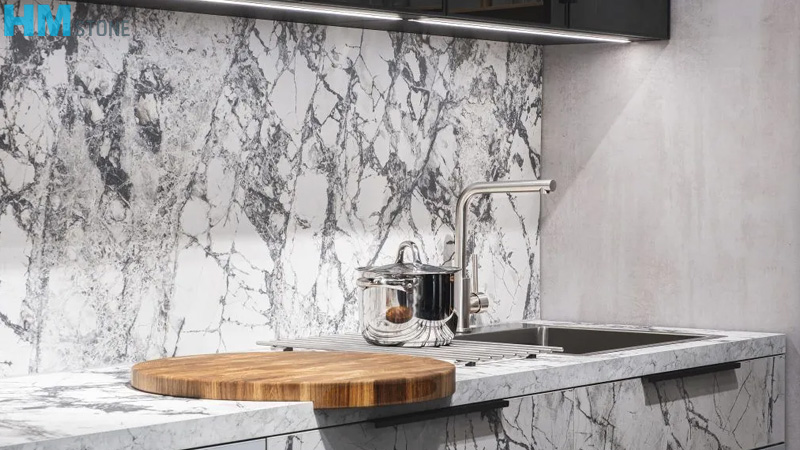 phan-biet-da-marble-tu-nhien-va-nhan-tao-2
