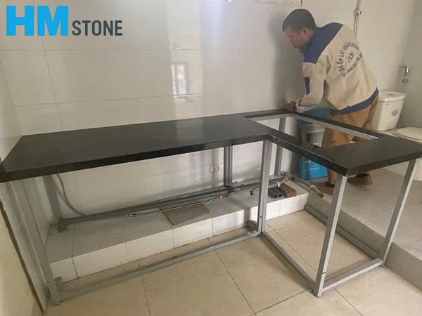 Bàn bếp khung sắt mặt đá