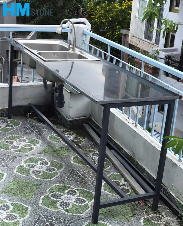 Bàn bếp khung sắt mặt đá