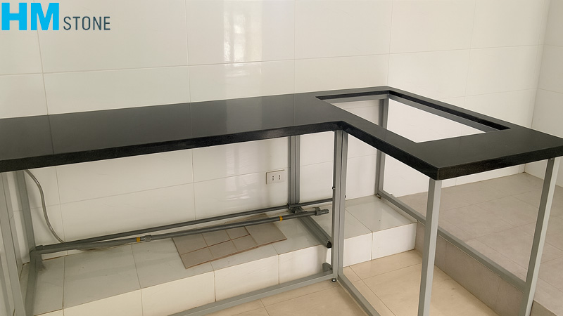 Bàn bếp khung sắt mặt đá granite đen nguyên khối