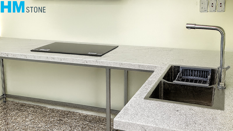 Bàn bếp khung sắt chữ L mặt đá marble tự nhiên