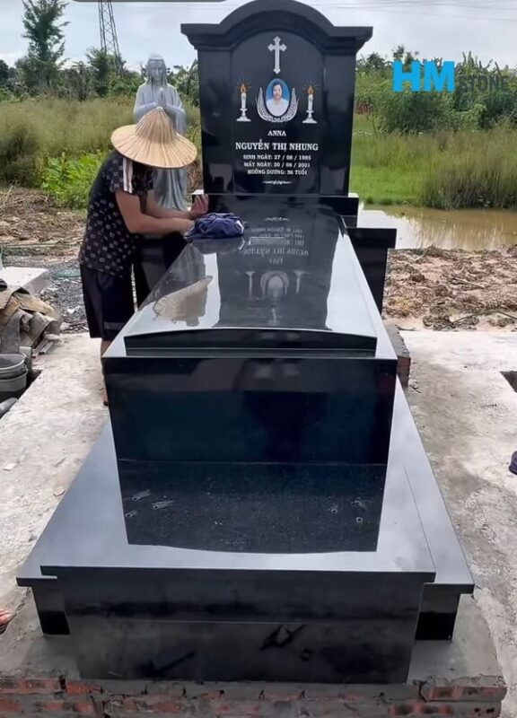 Lắp đặt mộ đá khối