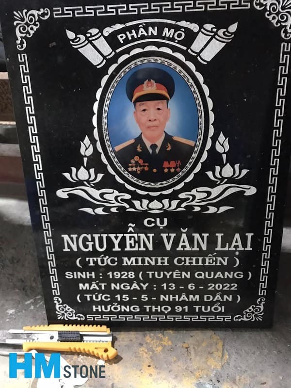 Bia mộ có ảnh