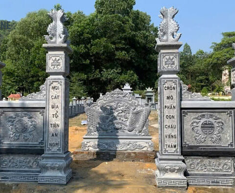Cổng đá khu lăng mộ