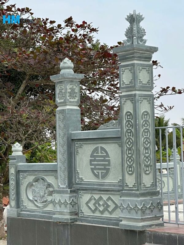 Cổng đá xanh rêu