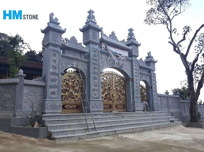 Cổng đá tam quan tứ trụ