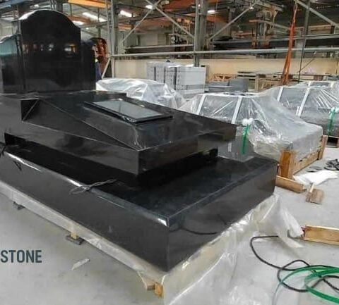 Xưởng mộ đá nguyên khối tại Hà Nội