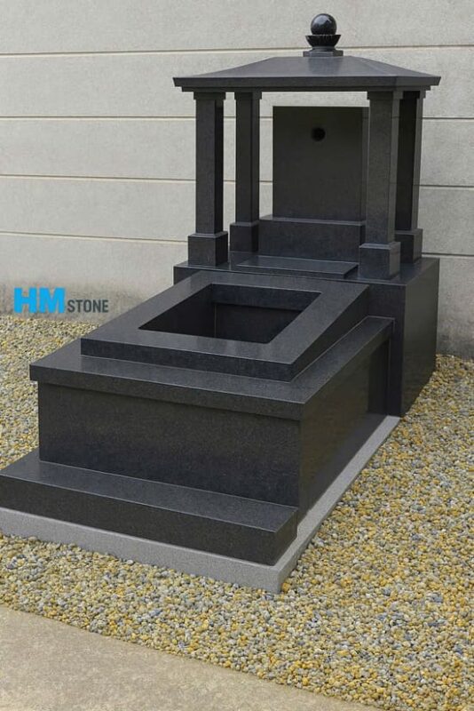 Có nên xây mộ trong vườn nhà không?