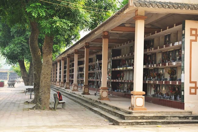 Dịch vị tại nghĩa trang Văn Điển