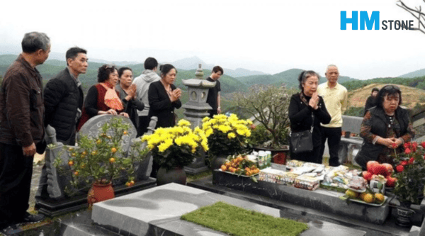 Ra mộ người mới mất