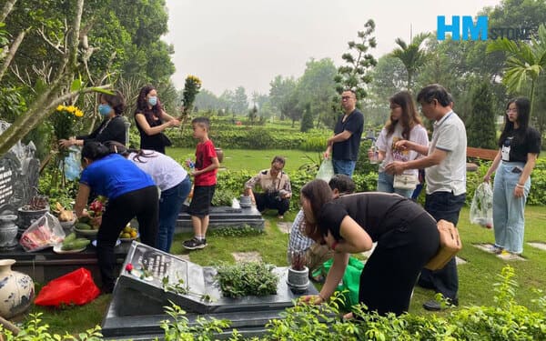 Khi nào được ra mộ người mới mất?