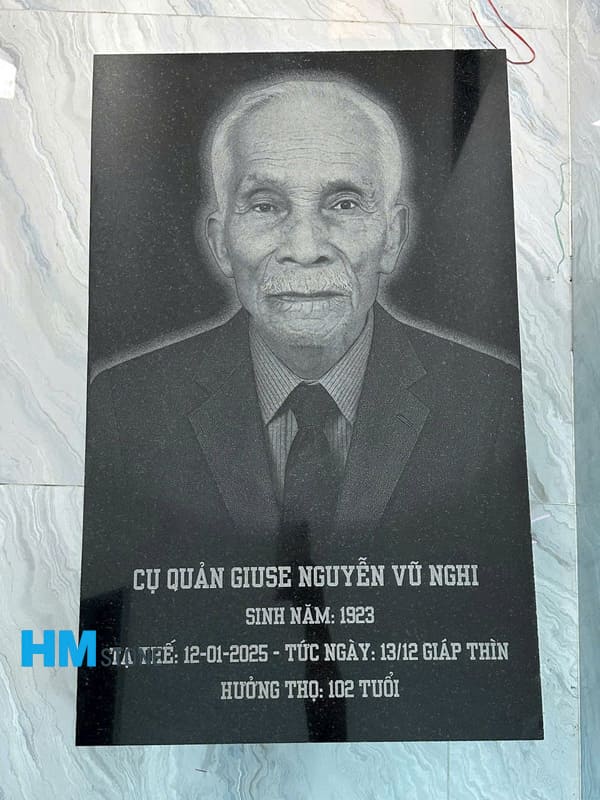Truyền thần ảnh chân dung trên đá