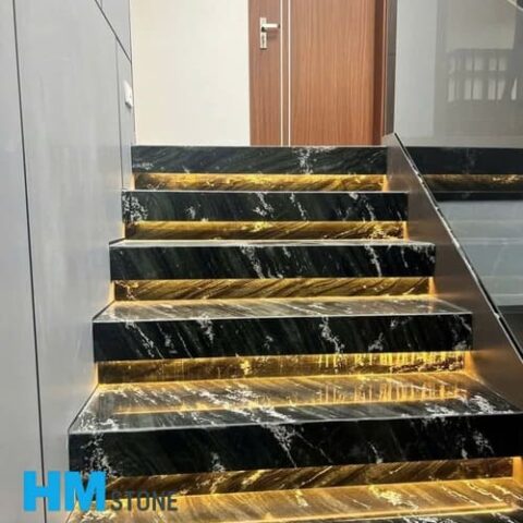 Cầu thang đá kết hợp đèn