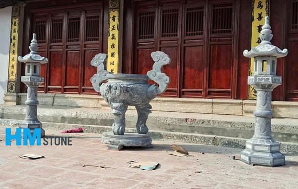 Lư hương đá ngoài trời