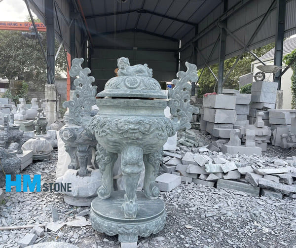 Lư hương đá ngoài trời
