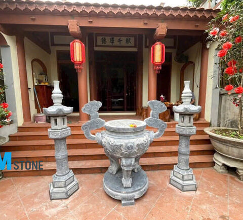 Lư hương đá nhà thờ