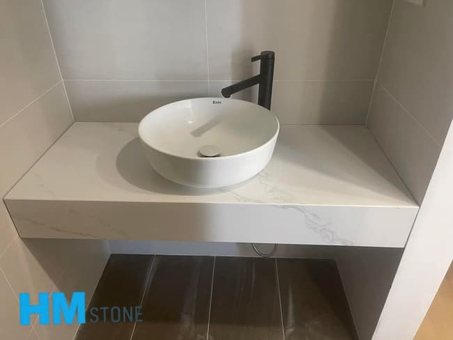 Bàn đá lavabo treo tường