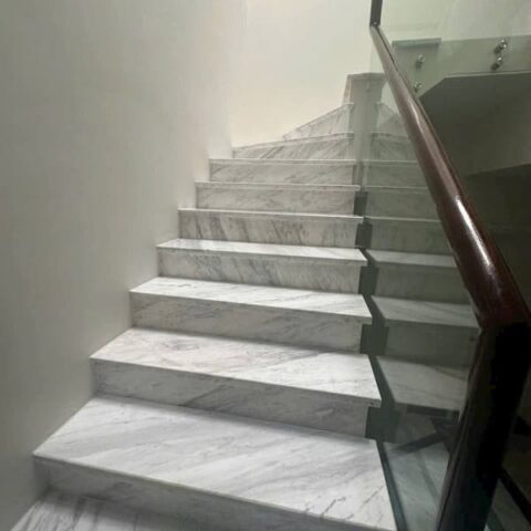 Đá cầu thang trắng