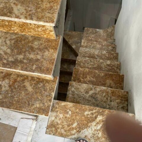 Mẫu Đá cầu thang Vàng Hoàng Gia
