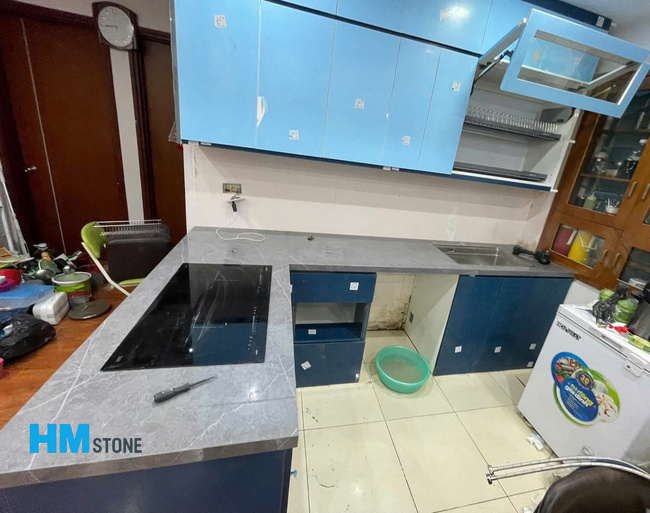 da nung ket ban bep 2 Mặt bàn bếp đá Nung Kết màu ghi xám