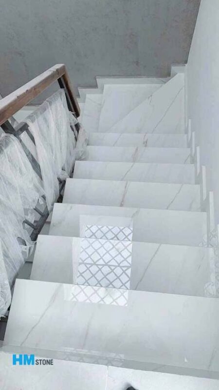 Đá nung kết cầu thang trắng vân