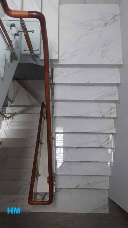 Đá nung kết cầu thang trắng vân