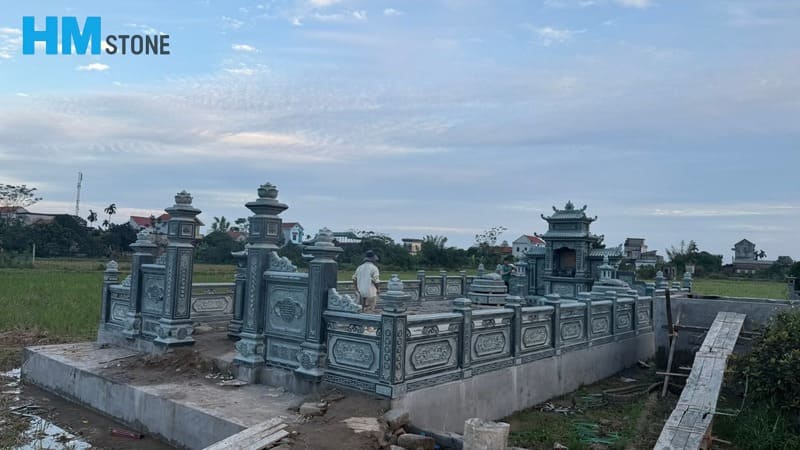 Bố trí khu lăng mộ đá dài và hẹp